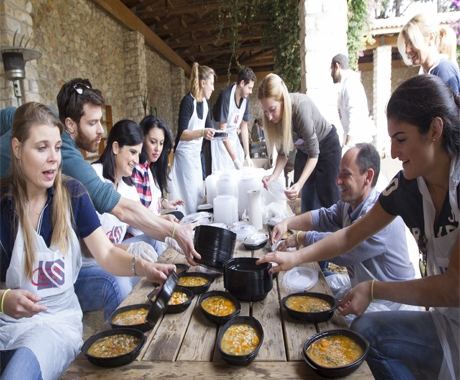 1.100 μερίδες φαγητού μαγείρεψαν και πρόσφεραν φέτος τα μέλη του ΣΕΣΑΕ