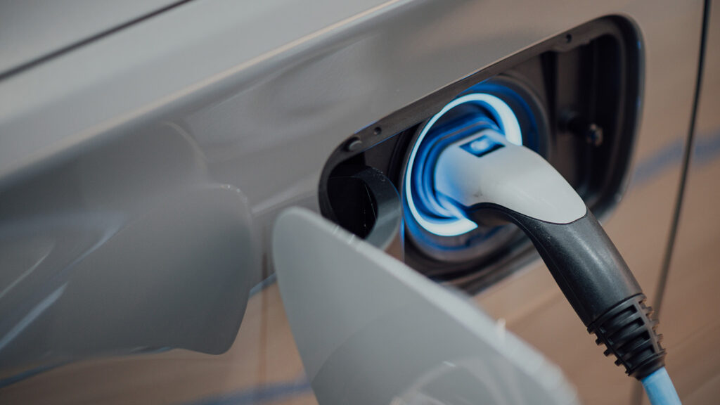 Έρευνα EY: Το 52% των καταναλωτών παγκοσμίως επιθυμούν να αγοράσουν ηλεκτρικό όχημα