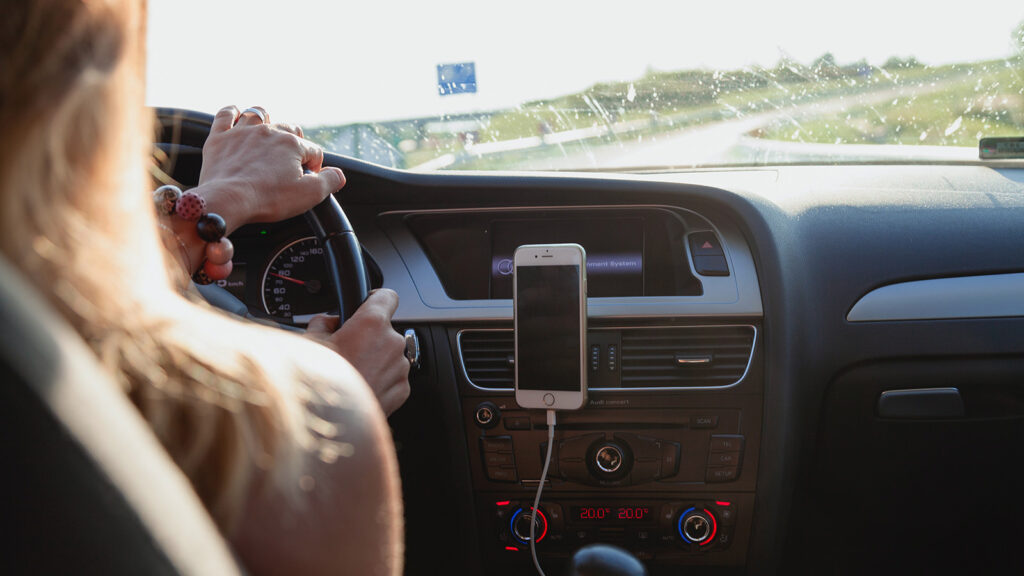 Ι.Ο.ΑΣ.: Η επικινδυνότητα της χρήσης κινητού κατά την οδήγηση