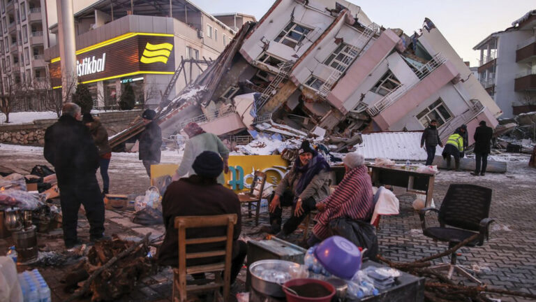 Τεράστιες οι απώλειες από τον σεισμό στην Τουρκία