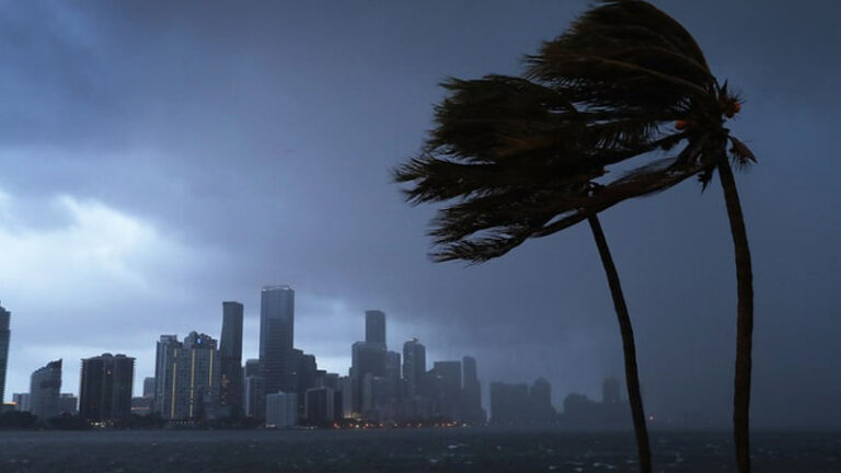Harvey και Irma απειλούν τα κέρδη των αντασφαλιστικών