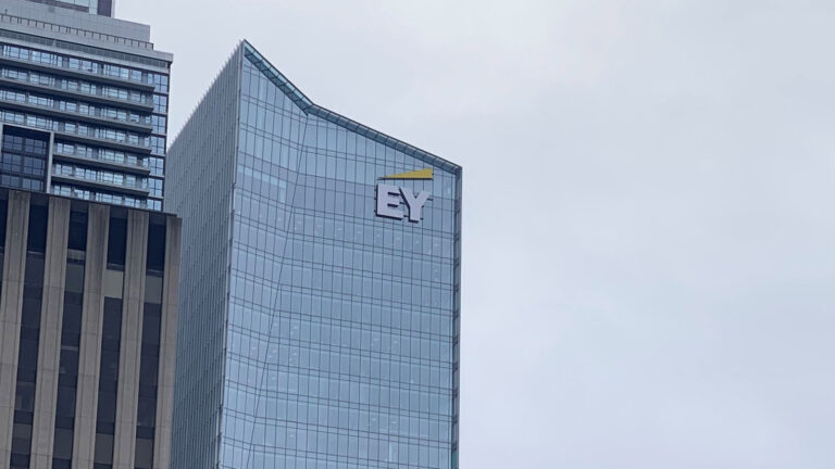 ΕΥ: Αλλάζει παγκόσμια δομή με 10 νέες διοικητικές περιοχές