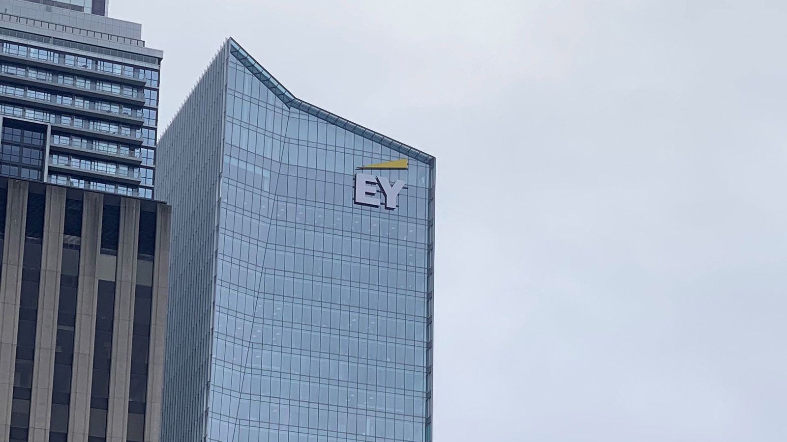 ΕΥ: Αλλάζει παγκόσμια δομή με 10 νέες διοικητικές περιοχές