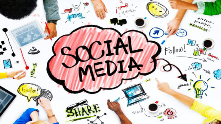 ΕΙΑΣ: Πώς LinkedIn και Facebook εξελίσσουν τον τρόπο εργασίας μας