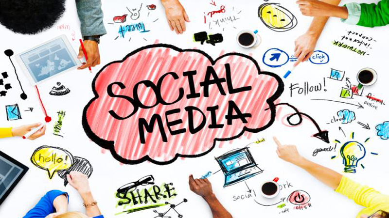 ΕΙΑΣ: Πώς LinkedIn και Facebook εξελίσσουν τον τρόπο εργασίας μας
