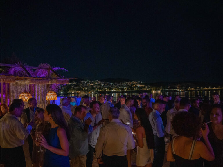 MEGA Brokers: Αφιέρωσε μια αξέχαστη βραδιά στους συνεργάτες της στην Αθηναϊκή Ριβιέρα