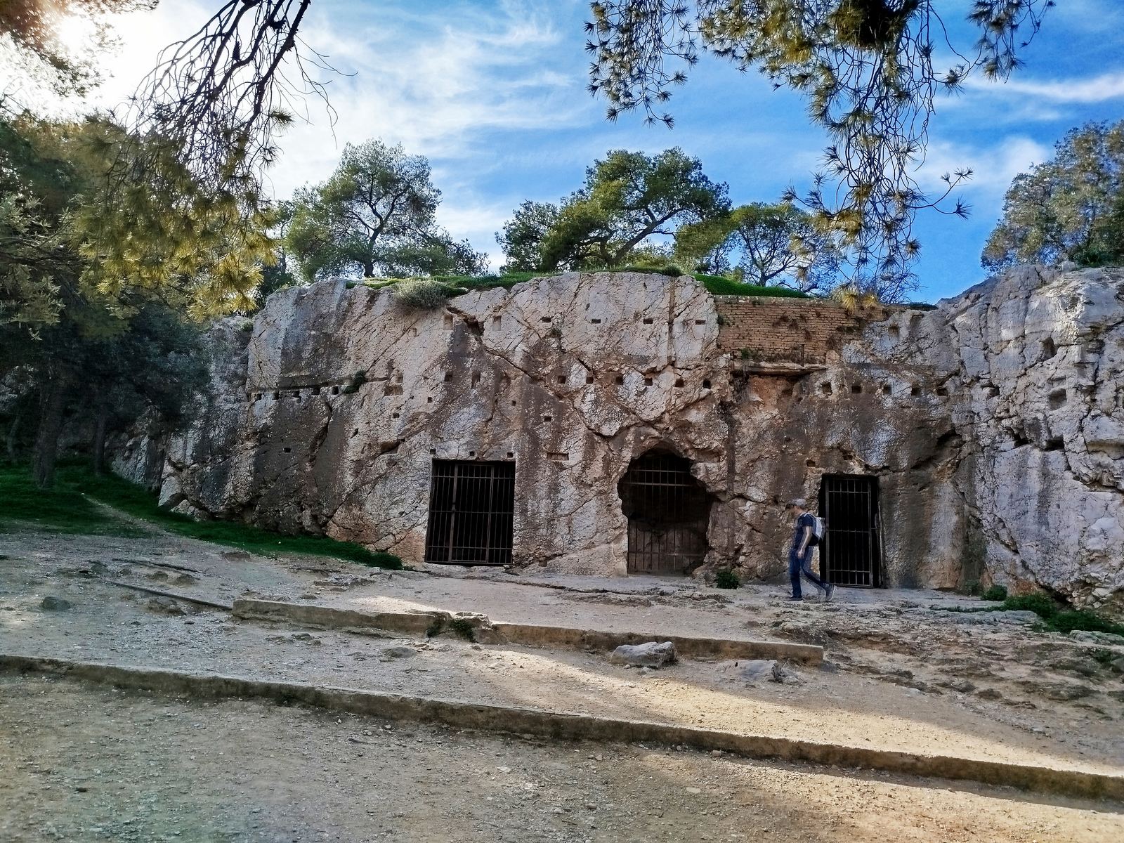 Σύλλογος Εργαζομένων ERGO: Φιλοσοφικός περίπατος στον Λόφο των Νυμφών στην Ακρόπολη Σύλλογος Εργαζομένων ERGO: Φιλοσοφικός περίπατος στον Λόφο των Νυμφών στην Ακρόπολη