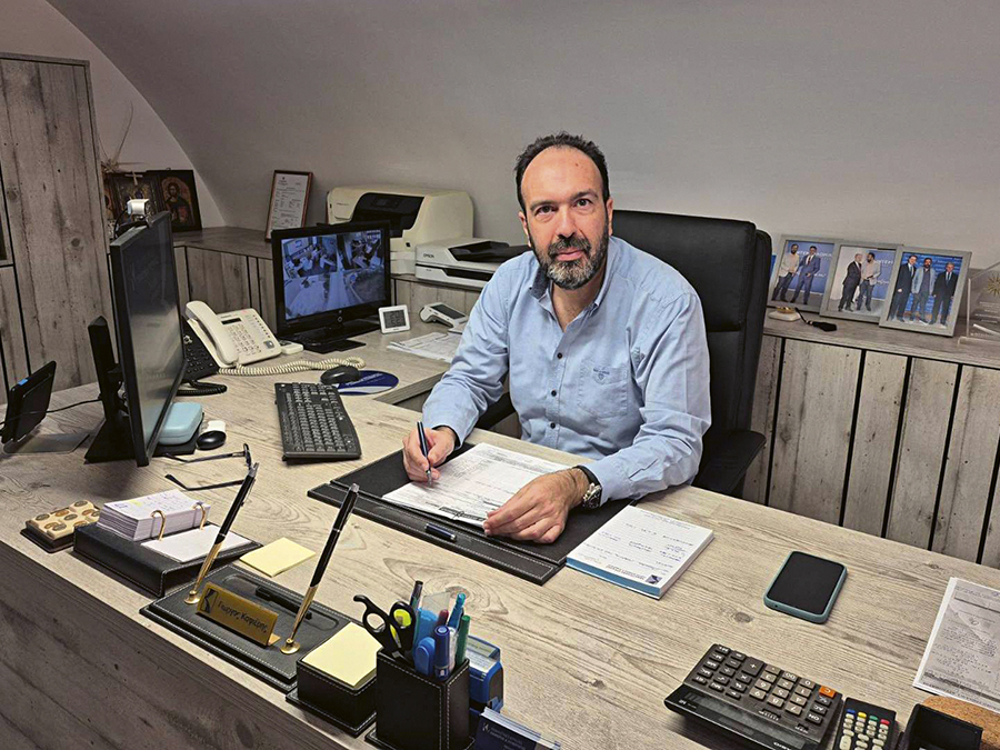 Οδοιπορικό εκτός των τειχών – 40ή στάση: Σαντορίνη, Γιώργος Καφιέρης Οδοιπορικό εκτός των τειχών – 40ή στάση: Σαντορίνη, Γιώργος Καφιέρης