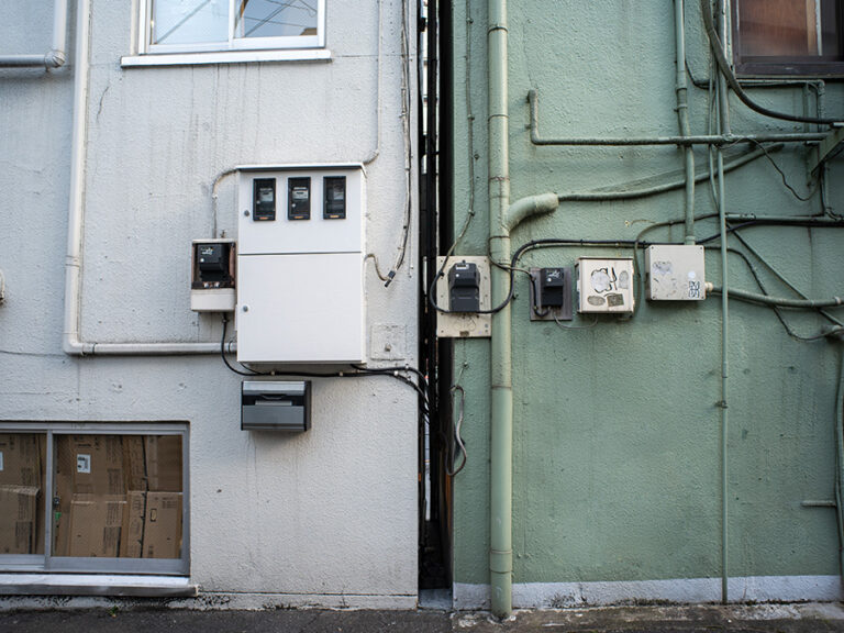 ΕΛΙΤΗΕ: «Γερασμένα» τα κτήρια στην Ελλάδα, με ηλεκτρικές εγκαταστάσεις στα όριά τους ΕΛΙΤΗΕ: «Γερασμένα» τα κτήρια στην Ελλάδα, με ηλεκτρικές εγκαταστάσεις στα όριά τους